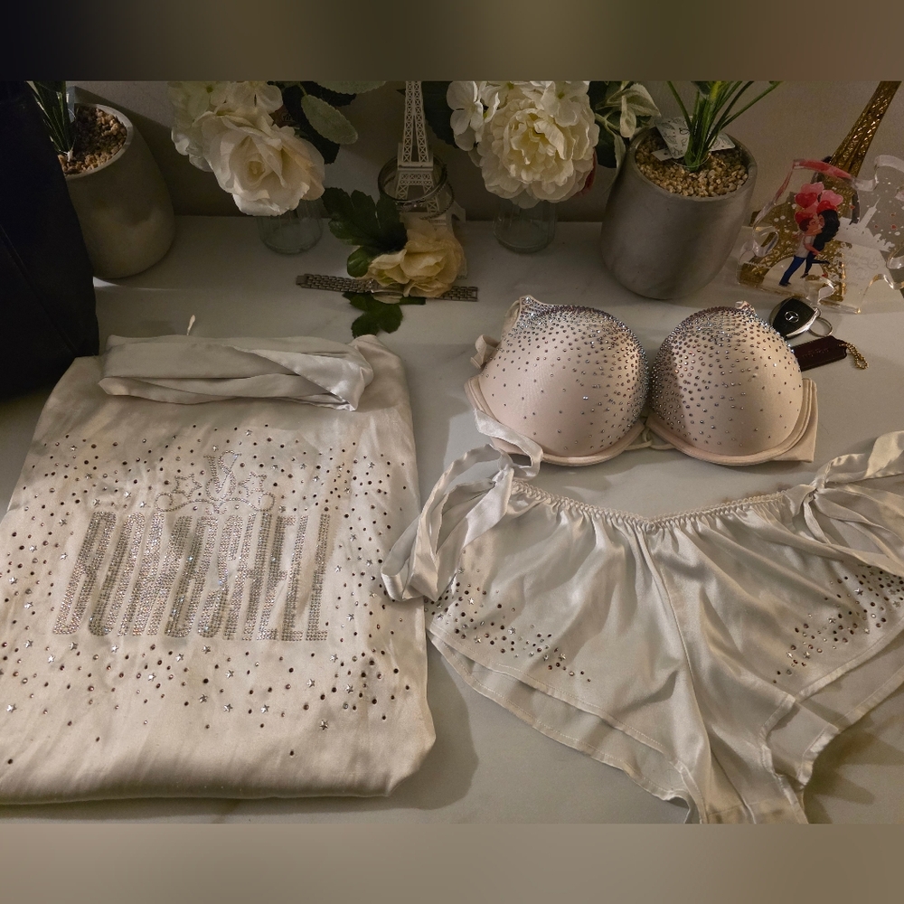 Victoria's Secret Sparkling Cream Bra and Shorts Set With Matching Robe